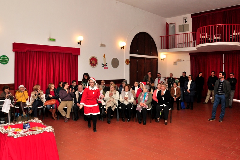 377_19970-2014-12-15-fotografia-da-universidade-senior-festa-de-natal-com-grande-alegria-e-animacao-