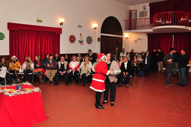 377_19971-2014-12-15-fotografia-da-universidade-senior-festa-de-natal-com-grande-alegria-e-animacao-
