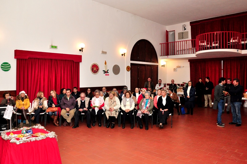 377_19972-2014-12-15-fotografia-da-universidade-senior-festa-de-natal-com-grande-alegria-e-animacao-