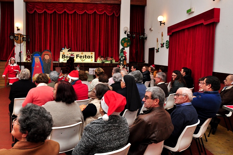 377_19973-2014-12-15-fotografia-da-universidade-senior-festa-de-natal-com-grande-alegria-e-animacao-