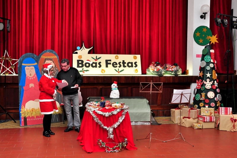 377_19976-2014-12-15-fotografia-da-universidade-senior-festa-de-natal-com-grande-alegria-e-animacao-
