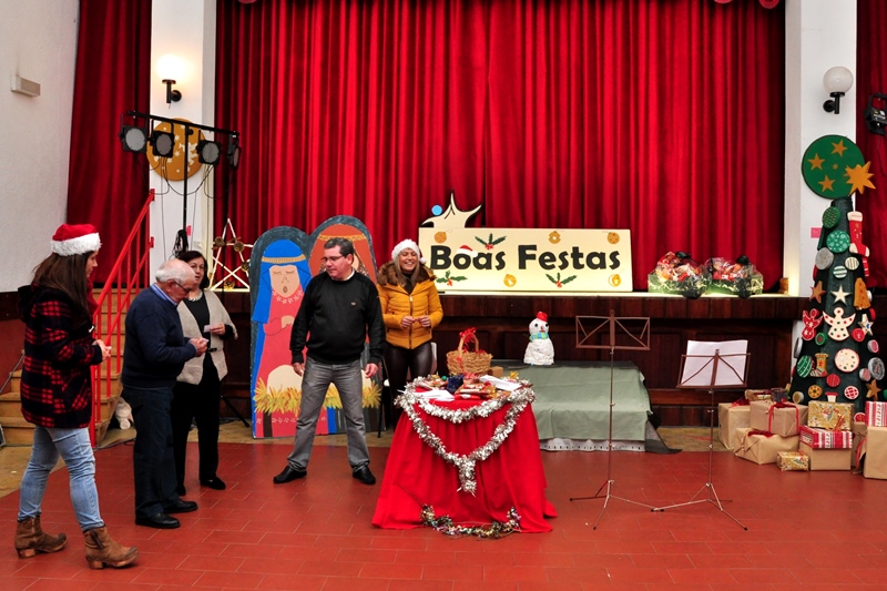377_19980-2014-12-15-fotografia-da-universidade-senior-festa-de-natal-com-grande-alegria-e-animacao-