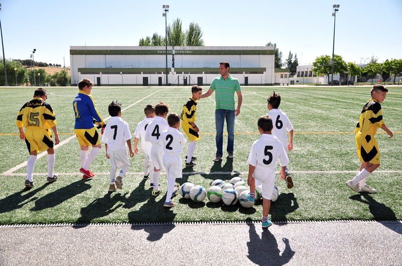 470_24080-2015-05-26-fotografia-agir-monforte-sensibiliza-com-futebol-102