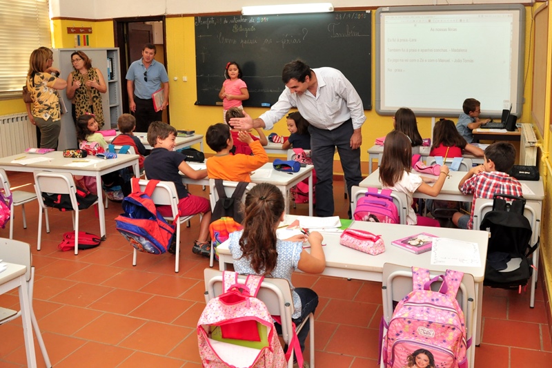 553_26486-2015-10-01-fotografia-camara-municipal-entrega-manuais-escolares-a-criancas-do-1-ciclo-102