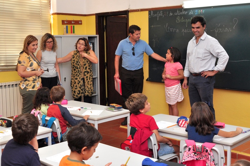 553_26488-2015-10-01-fotografia-camara-municipal-entrega-manuais-escolares-a-criancas-do-1-ciclo-104