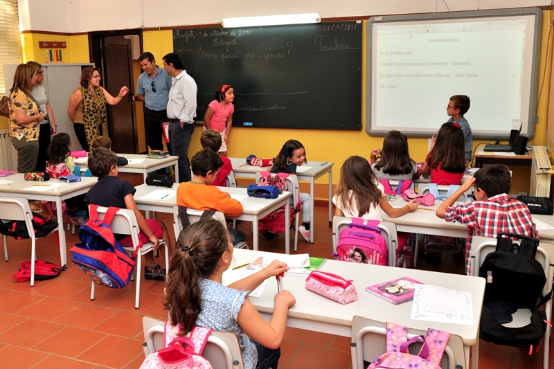 553_26489-2015-10-01-fotografia-camara-municipal-entrega-manuais-escolares-a-criancas-do-1-ciclo-105