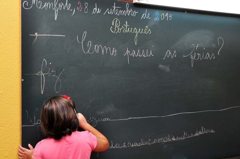 553_26493-2015-10-01-fotografia-camara-municipal-entrega-manuais-escolares-a-criancas-do-1-ciclo-109