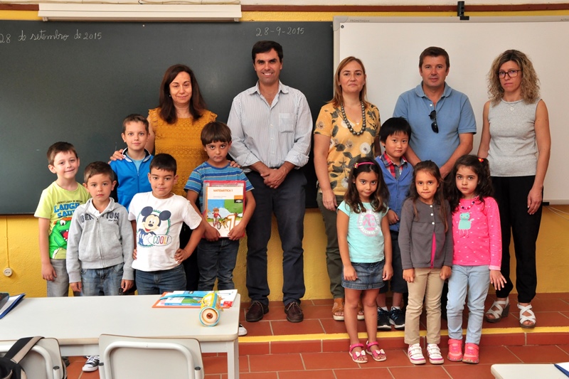 553_26497-2015-10-01-fotografia-camara-municipal-entrega-manuais-escolares-a-criancas-do-1-ciclo-113