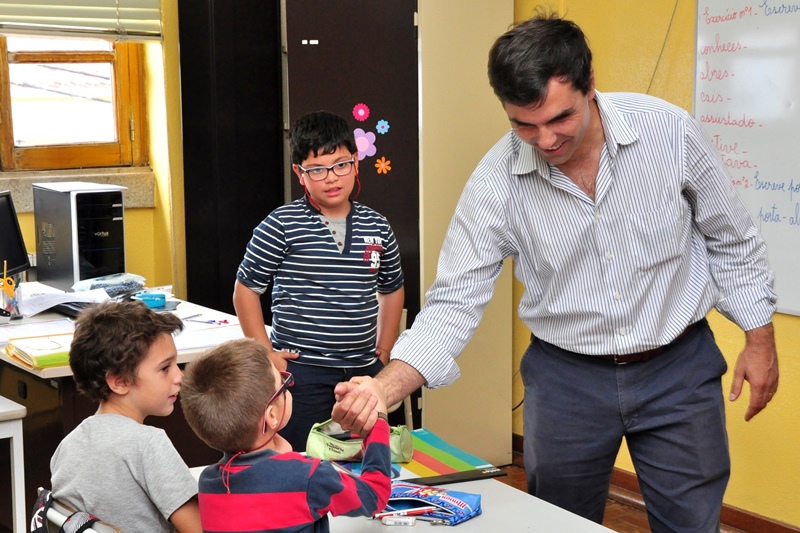 553_26498-2015-10-01-fotografia-camara-municipal-entrega-manuais-escolares-a-criancas-do-1-ciclo-114