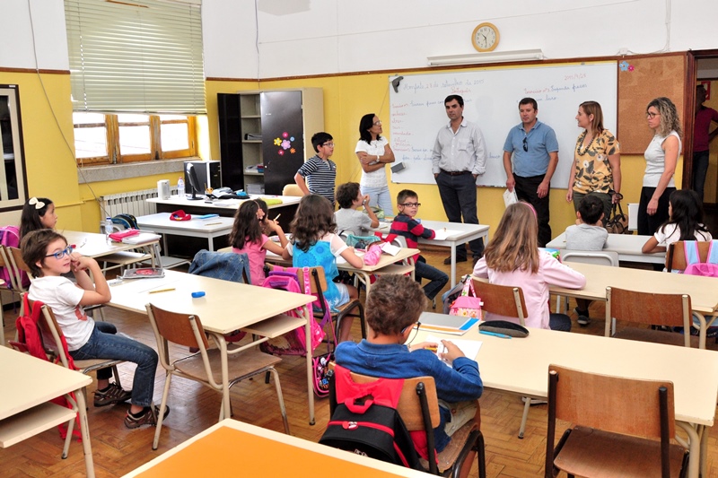 553_26499-2015-10-01-fotografia-camara-municipal-entrega-manuais-escolares-a-criancas-do-1-ciclo-115