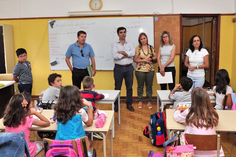 553_26500-2015-10-01-fotografia-camara-municipal-entrega-manuais-escolares-a-criancas-do-1-ciclo-116