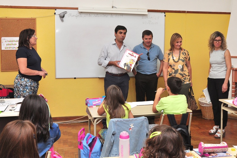 553_26503-2015-10-01-fotografia-camara-municipal-entrega-manuais-escolares-a-criancas-do-1-ciclo-119