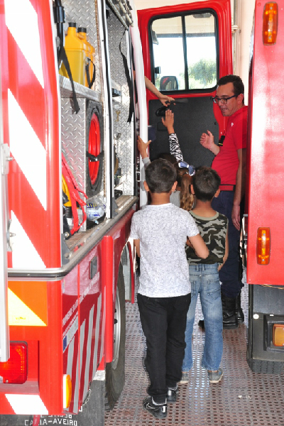 954_44961-2017-04-03-foto-visita-ao-quartel-dos-bombeiros-101-800x533-1