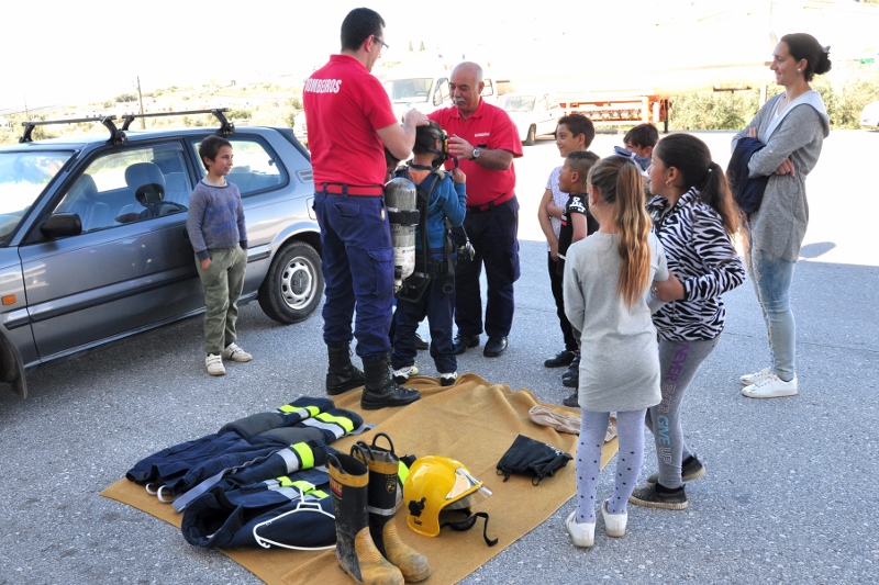 954_44969-2017-04-03-foto-visita-ao-quartel-dos-bombeiros-109-800x533-1