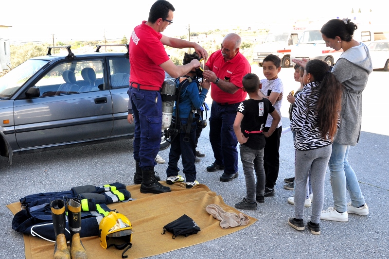 954_44970-2017-04-03-foto-visita-ao-quartel-dos-bombeiros-110-800x533-1