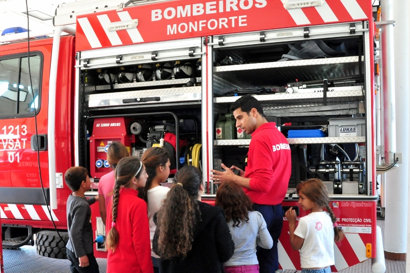 954_44975-2017-04-03-foto-visita-ao-quartel-dos-bombeiros-115-800x533-1