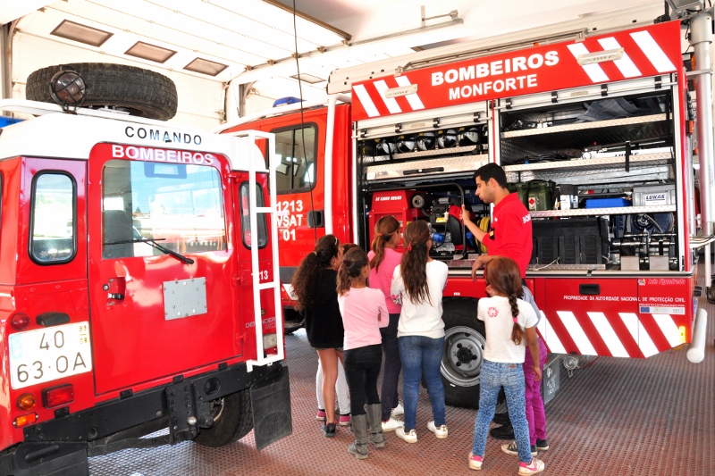 954_44976-2017-04-03-foto-visita-ao-quartel-dos-bombeiros-116-800x533-1