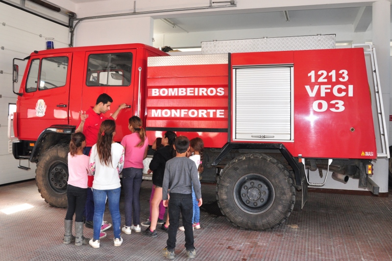 954_44977-2017-04-03-foto-visita-ao-quartel-dos-bombeiros-117-800x533-1