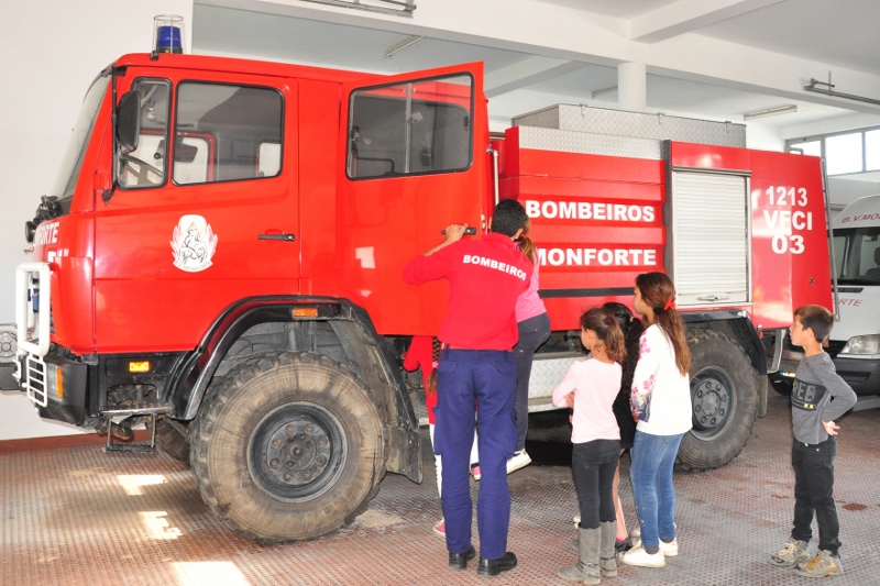 954_44978-2017-04-03-foto-visita-ao-quartel-dos-bombeiros-118-800x533-1