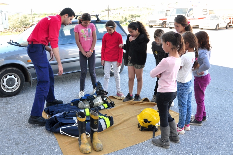 954_44979-2017-04-03-foto-visita-ao-quartel-dos-bombeiros-119-800x533-1