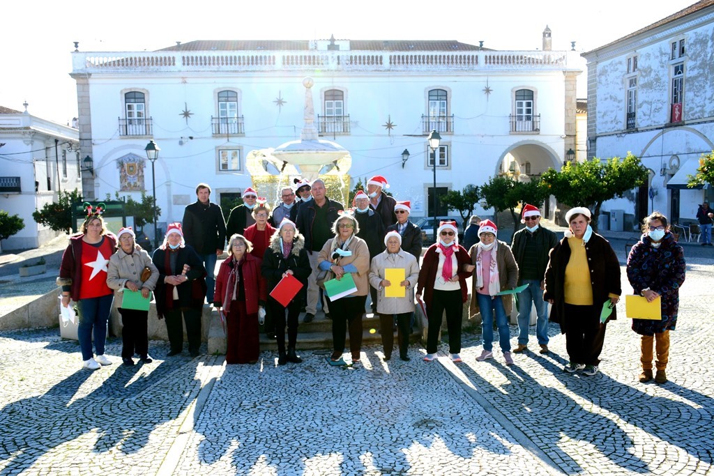 2021-12-17-foto-alunos-e-professores-cantam-ao-menino-100