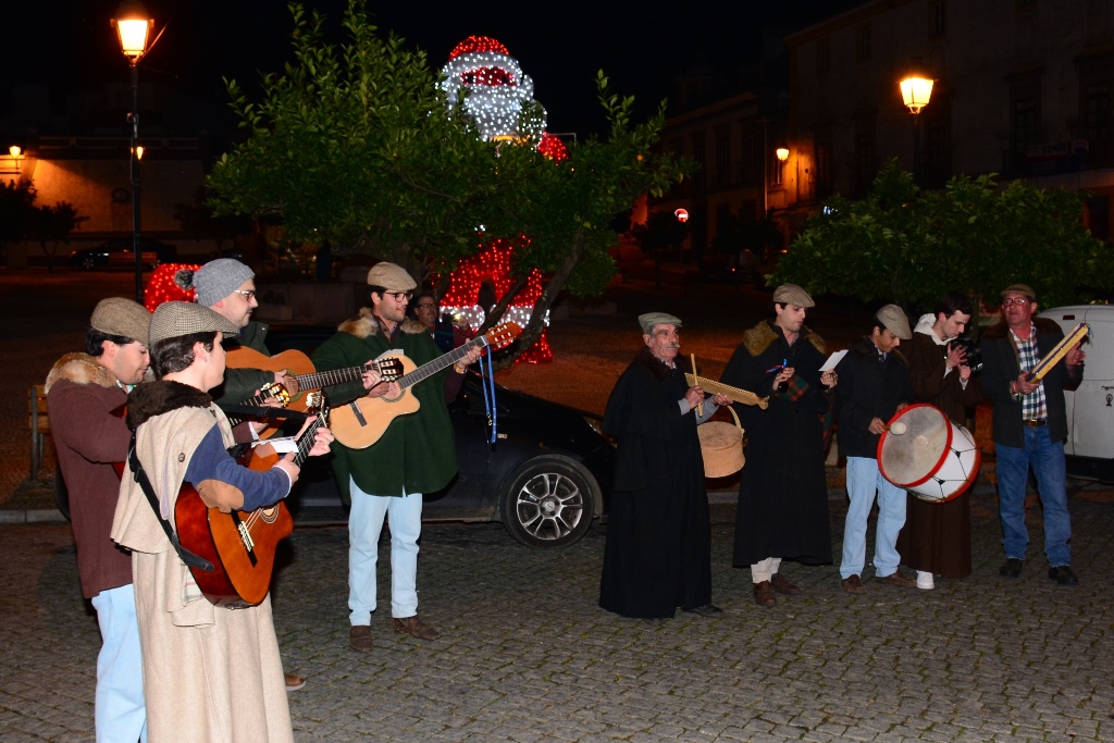 2023-01-10-foto-populares-cumprem-a-tradicao-de-cantar-as-janeiras-(104)