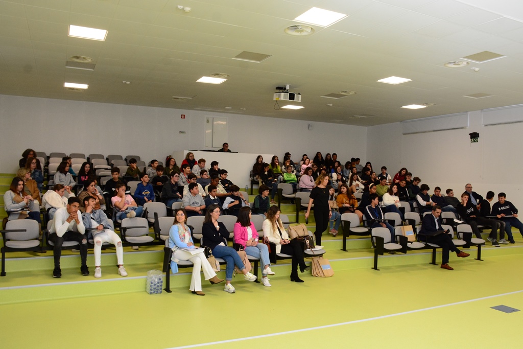 2023-04-05-foto-presidente-do-municipio-em-momento-de-partilha-com-os-alunos-da-sua-escola-(129)