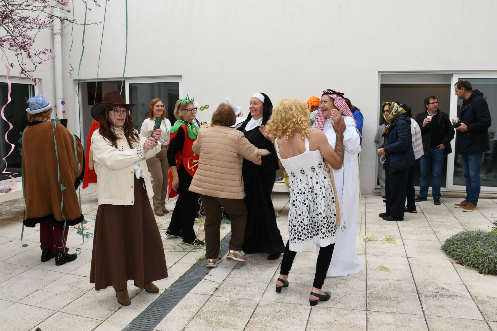 CARNAVAL SÉNIOR COM MUITA ANIMAÇÃO