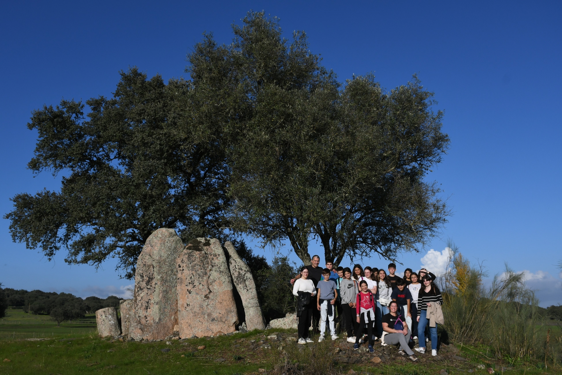 2025-03-14-foto-alunos-exploram-patrimonio-arqueologico-(100)