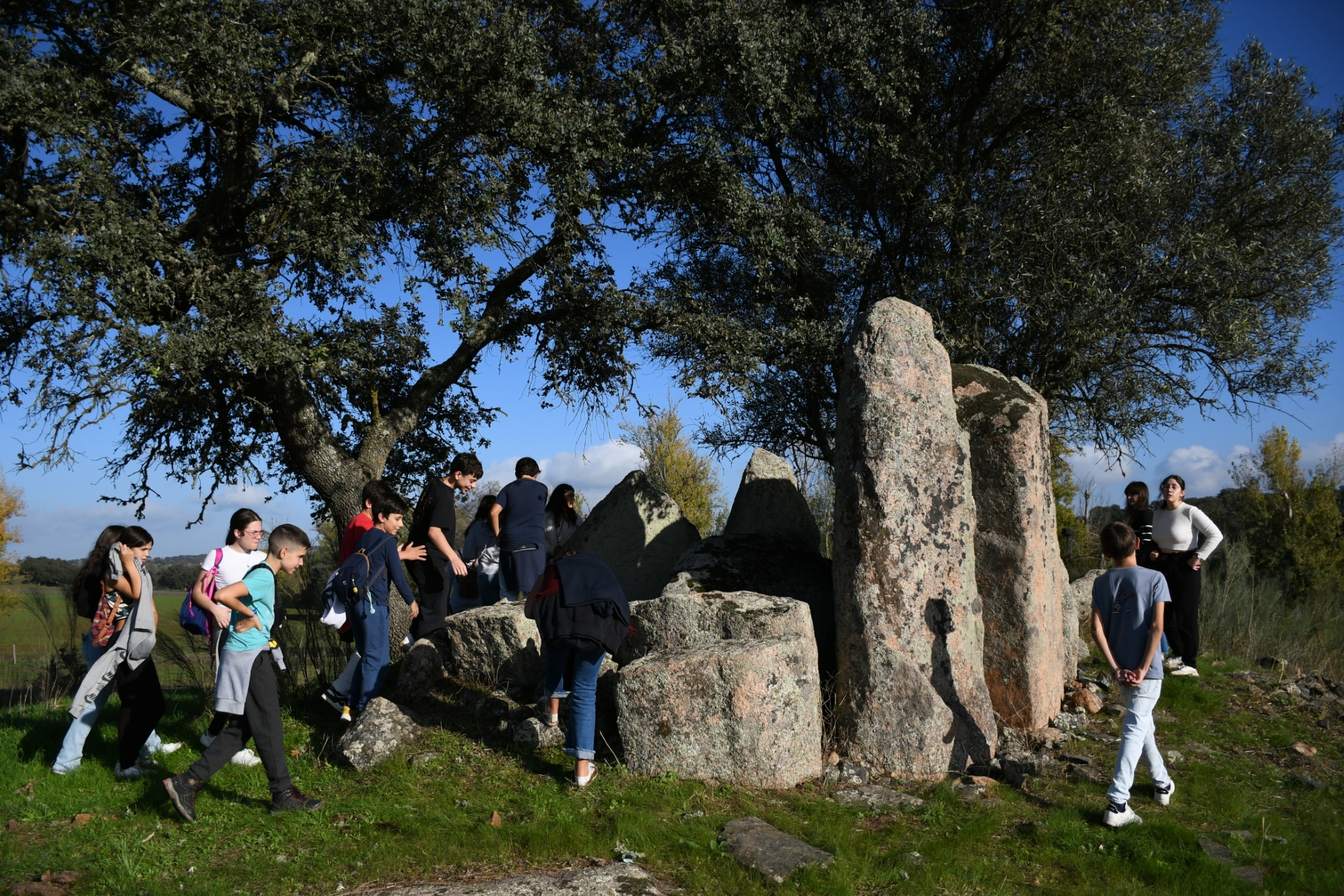 2025-03-14-foto-alunos-exploram-patrimonio-arqueologico-(162)