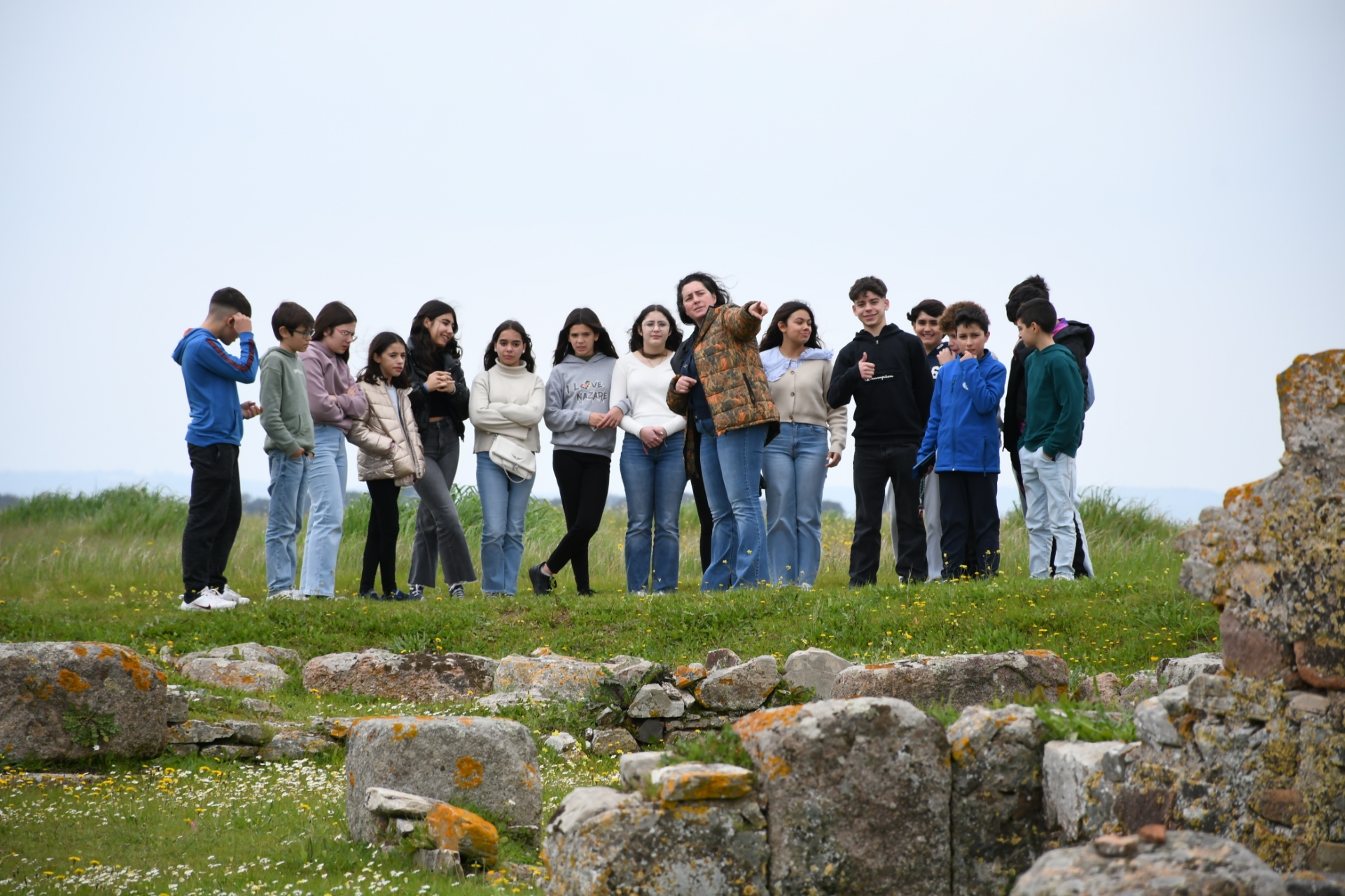 2025-03-14-foto-alunos-exploram-patrimonio-arqueologico-(179)