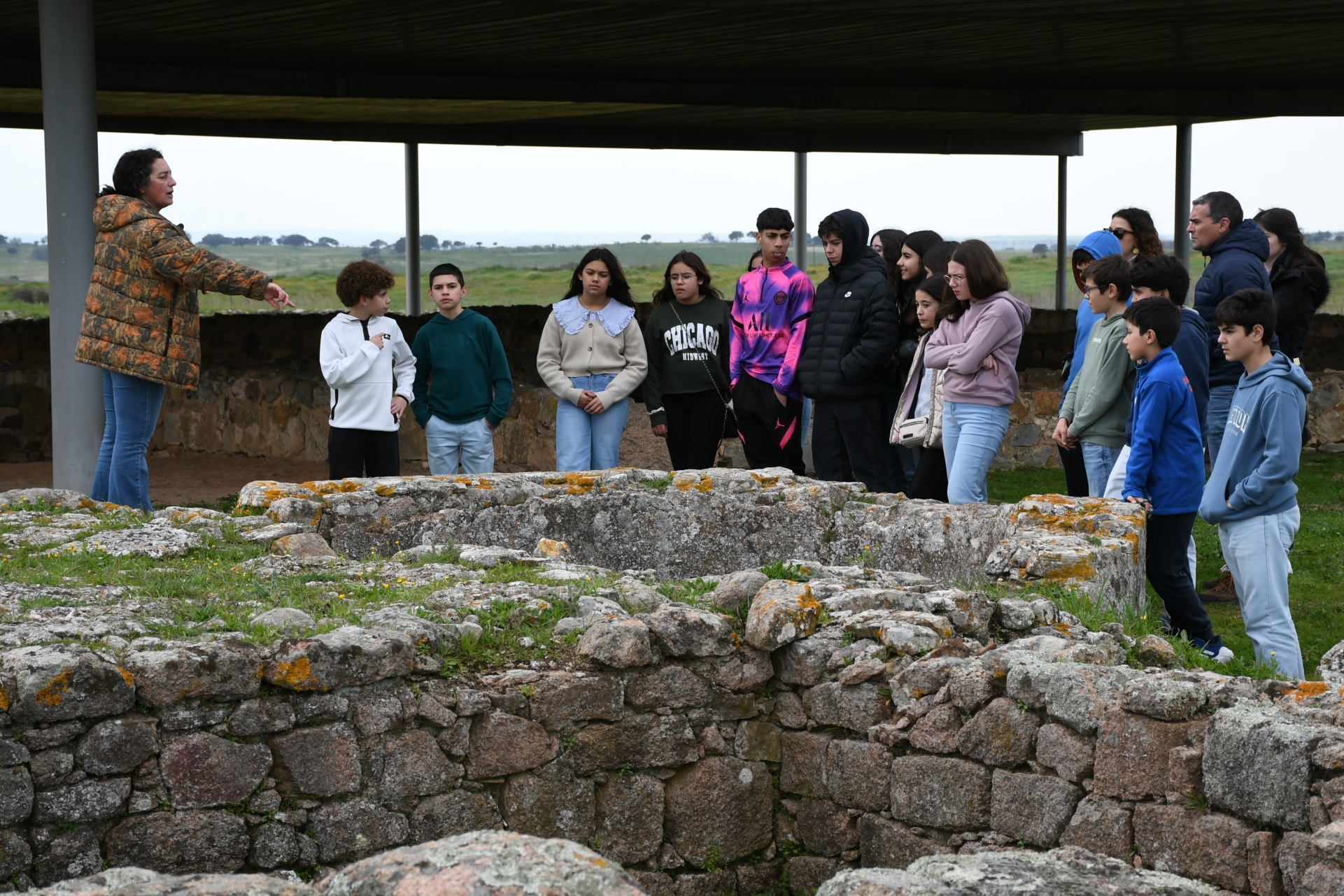 2025-03-14-foto-alunos-exploram-patrimonio-arqueologico-(187)