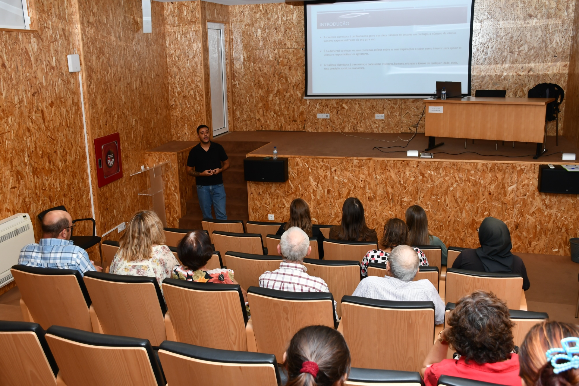 2025-10-28-foto-acao-de-sensibilizacao-violencia-domestica-(100)