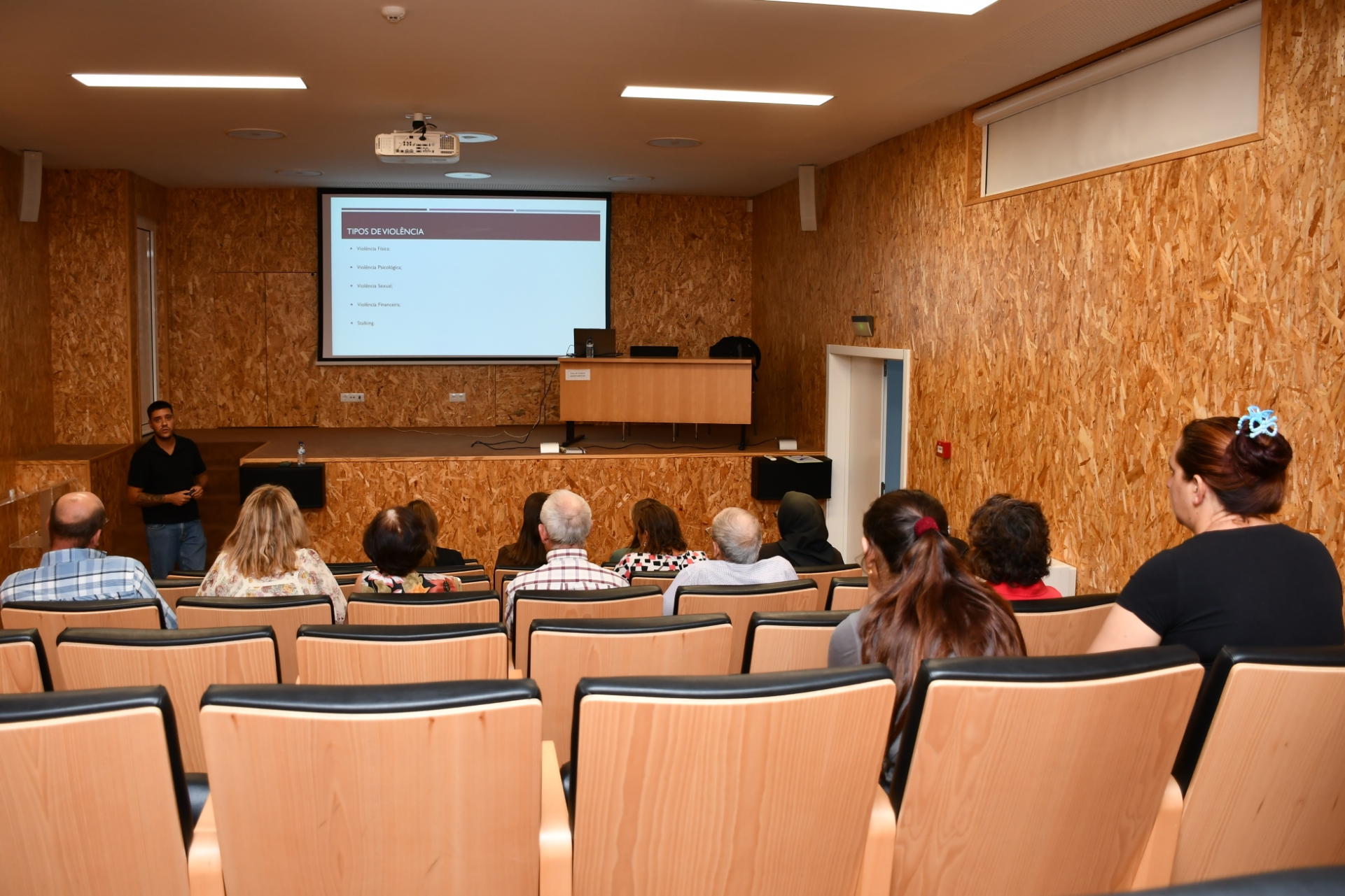 2025-10-28-foto-acao-de-sensibilizacao-violencia-domestica-(109)