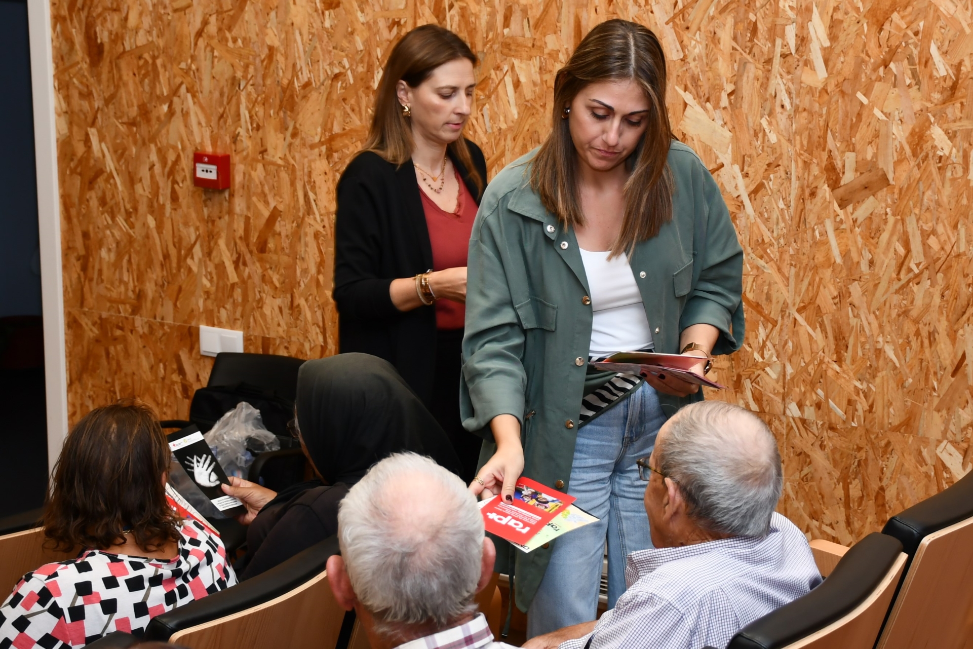 2025-10-28-foto-acao-de-sensibilizacao-violencia-domestica-(114)