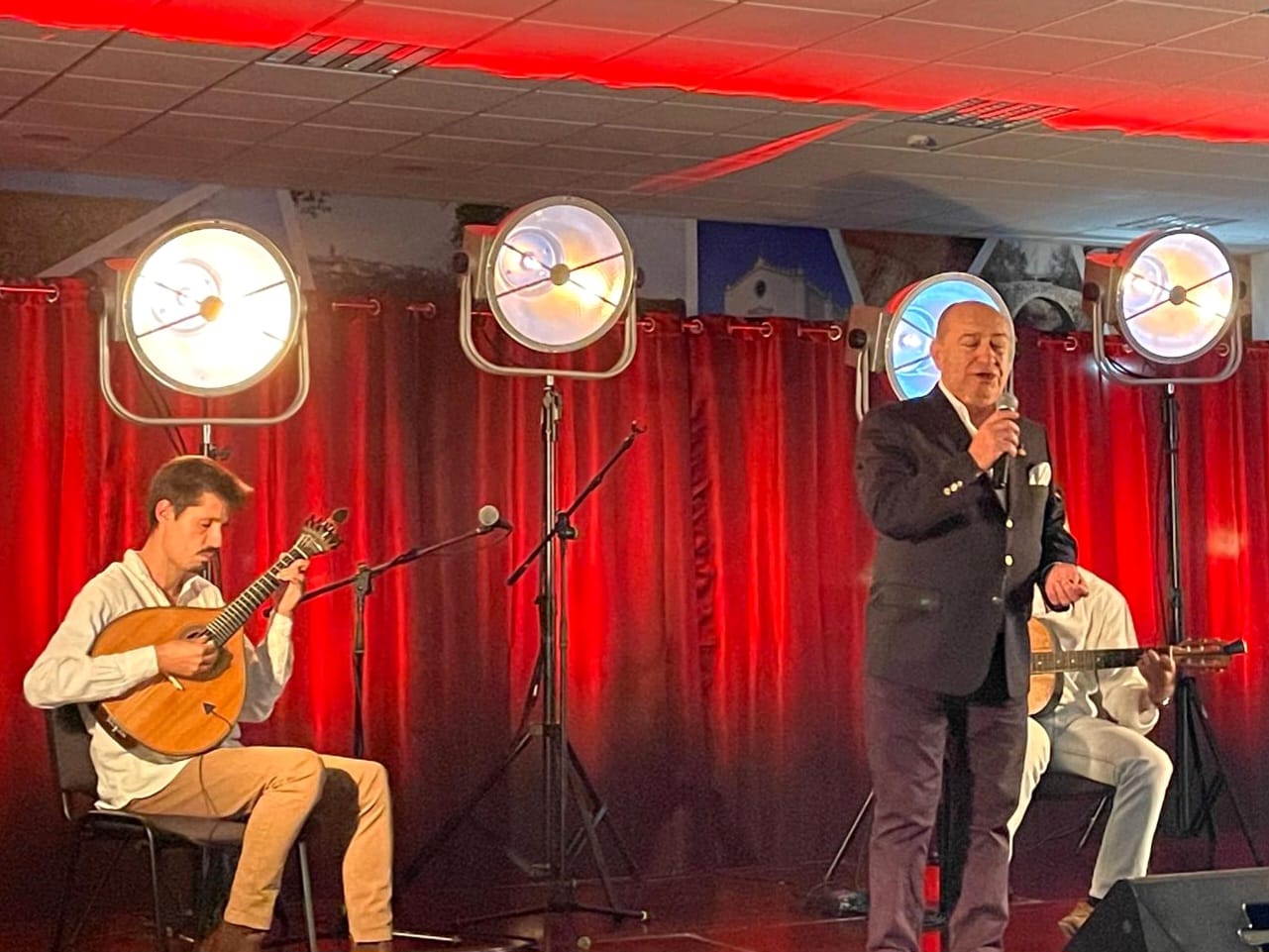 2025-11-17-foto-noticia-noite-de-fados-marcou-comemoracoes-dos-40-anos-dos-b-v-monforte-(113)