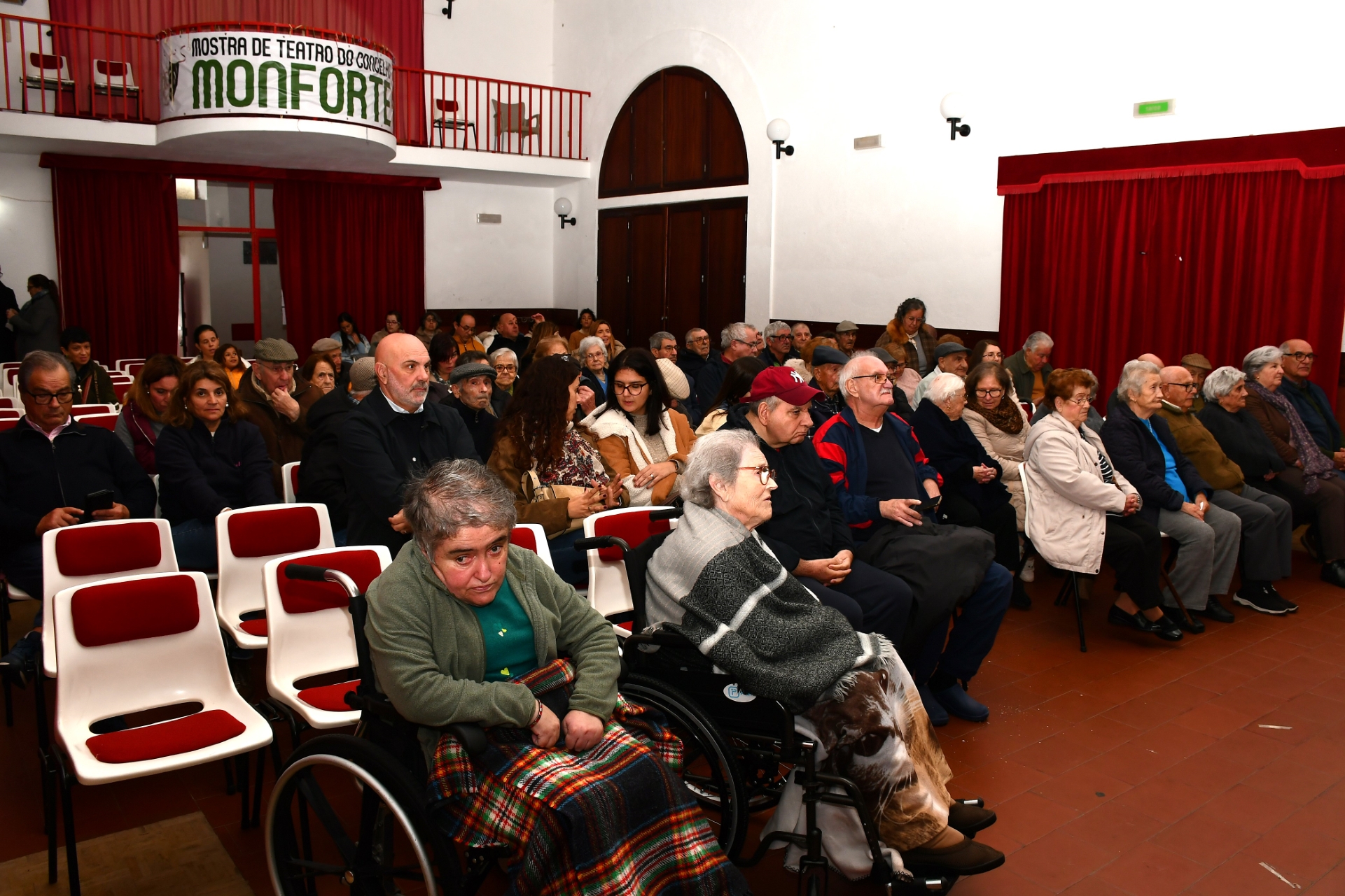 2025-11-26-foto-revista-a-bomba-regressou-ao-palco-(104)