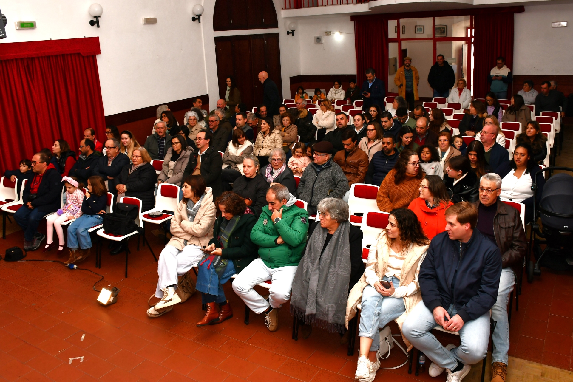 2025-12-11-foto-oficina-de-teatro-apresenta-projetos-finais-(101)