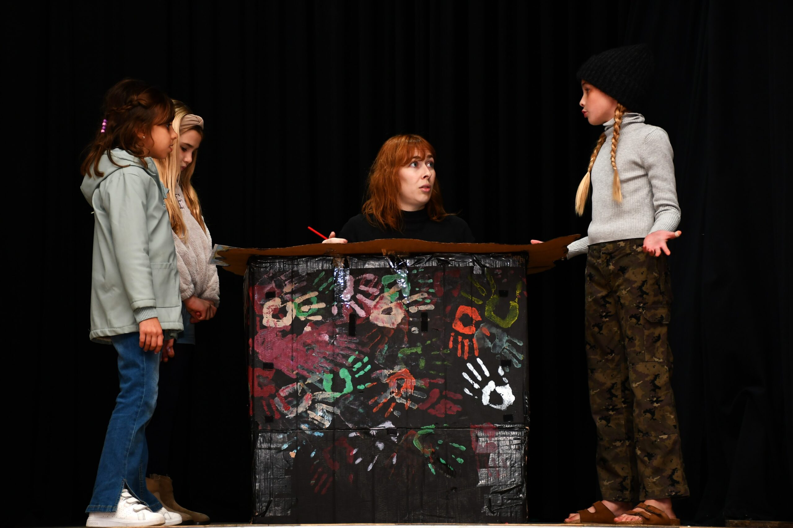 2025-12-11-foto-oficina-de-teatro-apresenta-projetos-finais-(109)