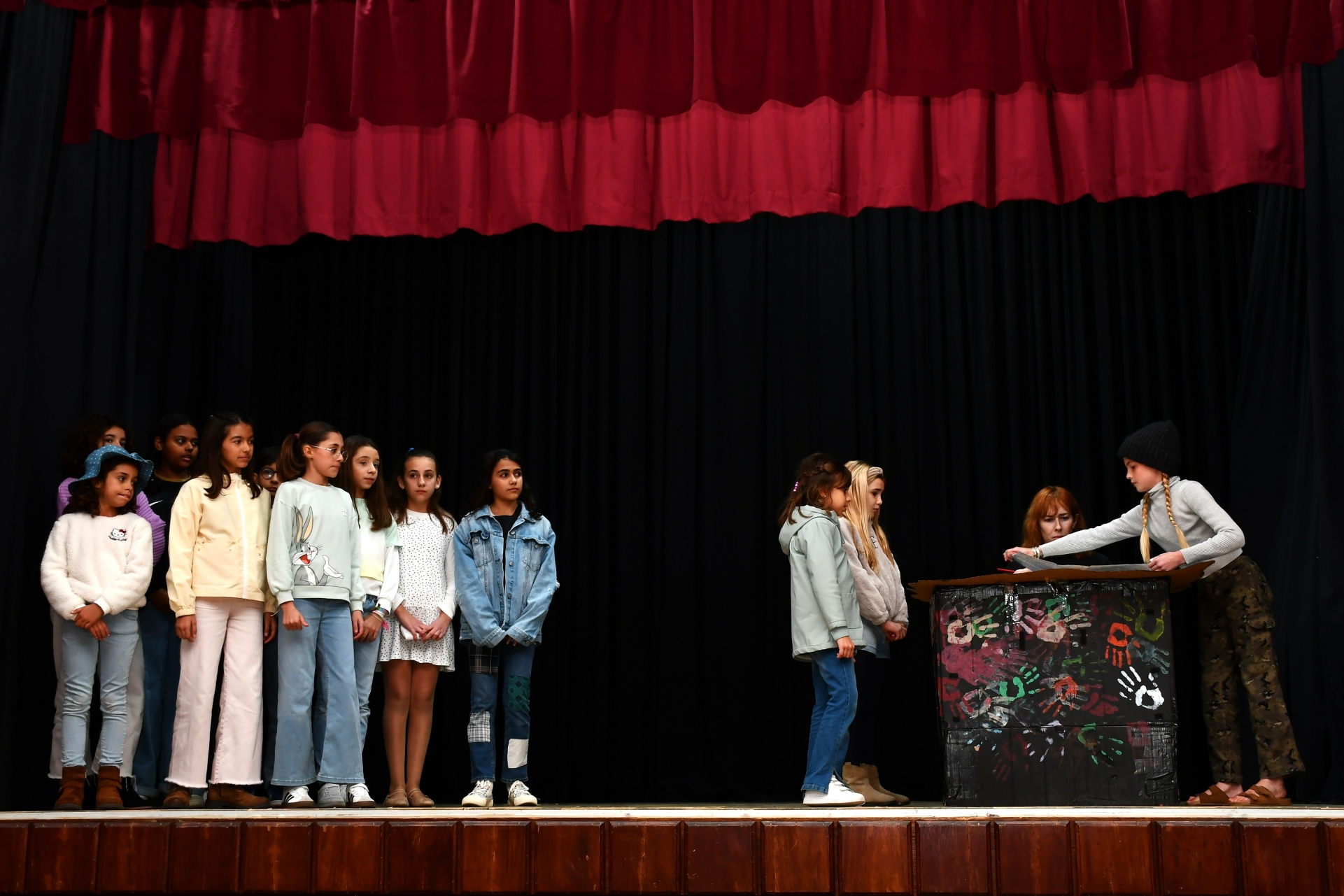 2025-12-11-foto-oficina-de-teatro-apresenta-projetos-finais-(110)