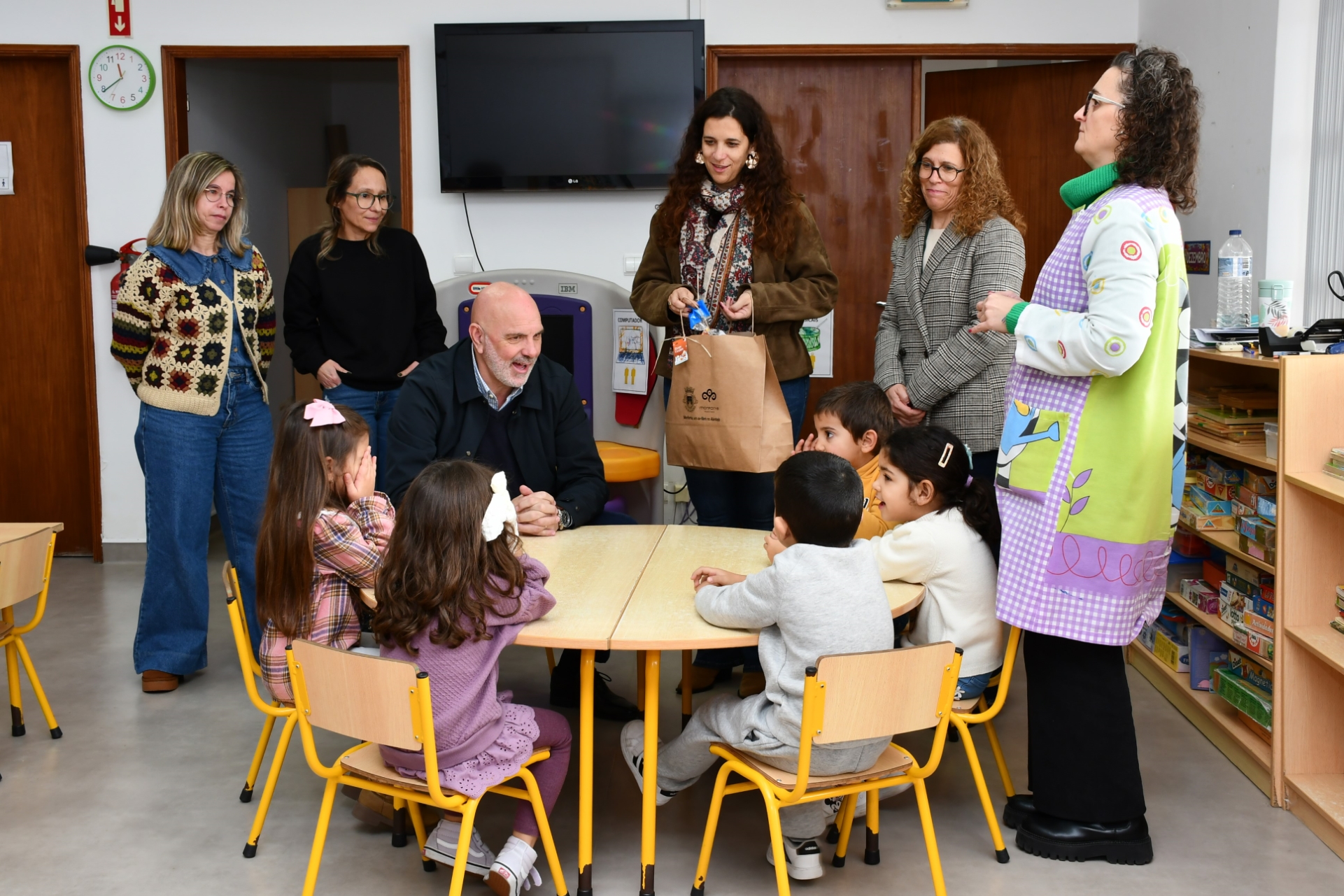 2025-12-2025-foto-municipio-oferece-chocolates-(112)