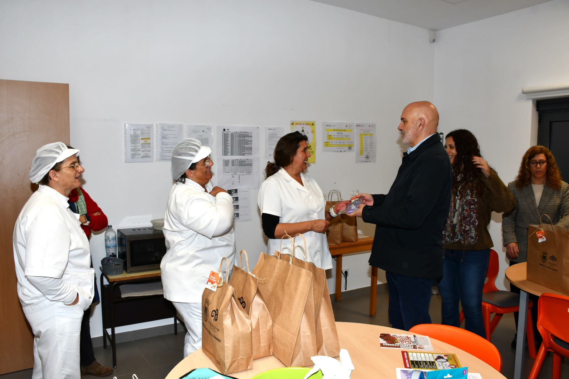 2025-12-2025-foto-municipio-oferece-chocolates-(148)