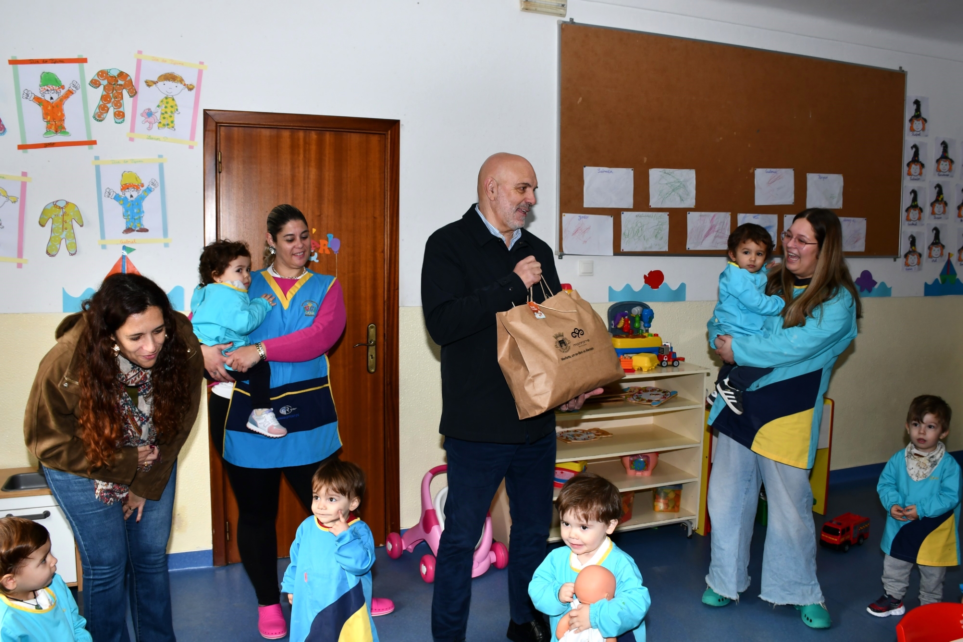 2025-12-2025-foto-municipio-oferece-chocolates-(155)