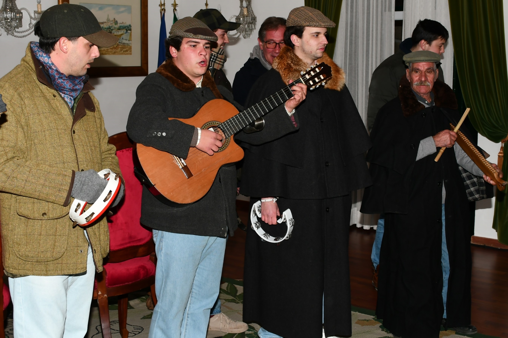 2026-01-07-foto-grupo-cumpre-a-tradicao-de-cantar-as-janeiras-(116)