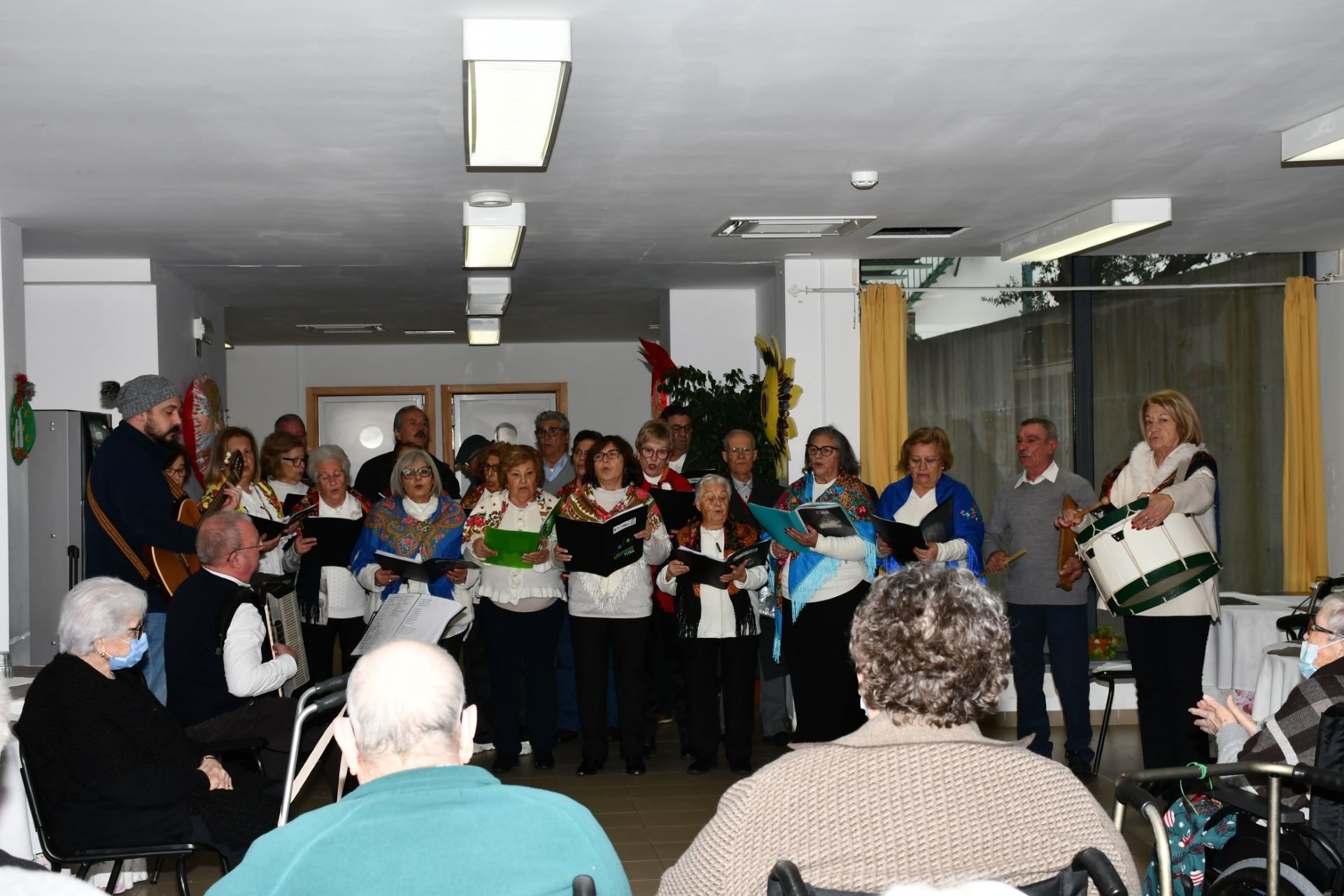 2026-01-09-foto-alunos-cantam-as-janeiras-(102)