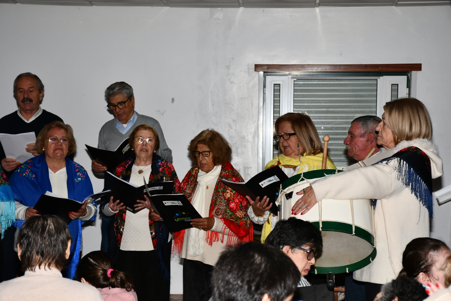 2026-01-09-foto-alunos-cantam-as-janeiras-(119)