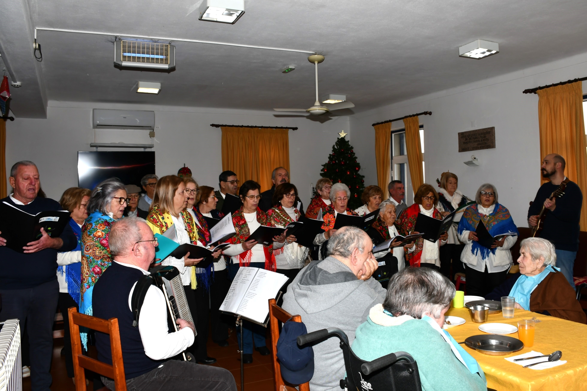 2026-01-09-foto-alunos-cantam-as-janeiras-(133)