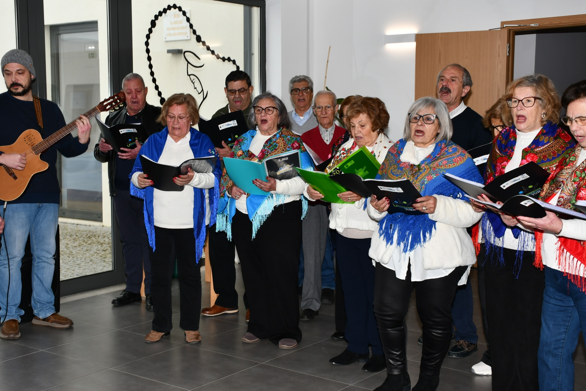 2026-01-09-foto-alunos-cantam-as-janeiras-(136)