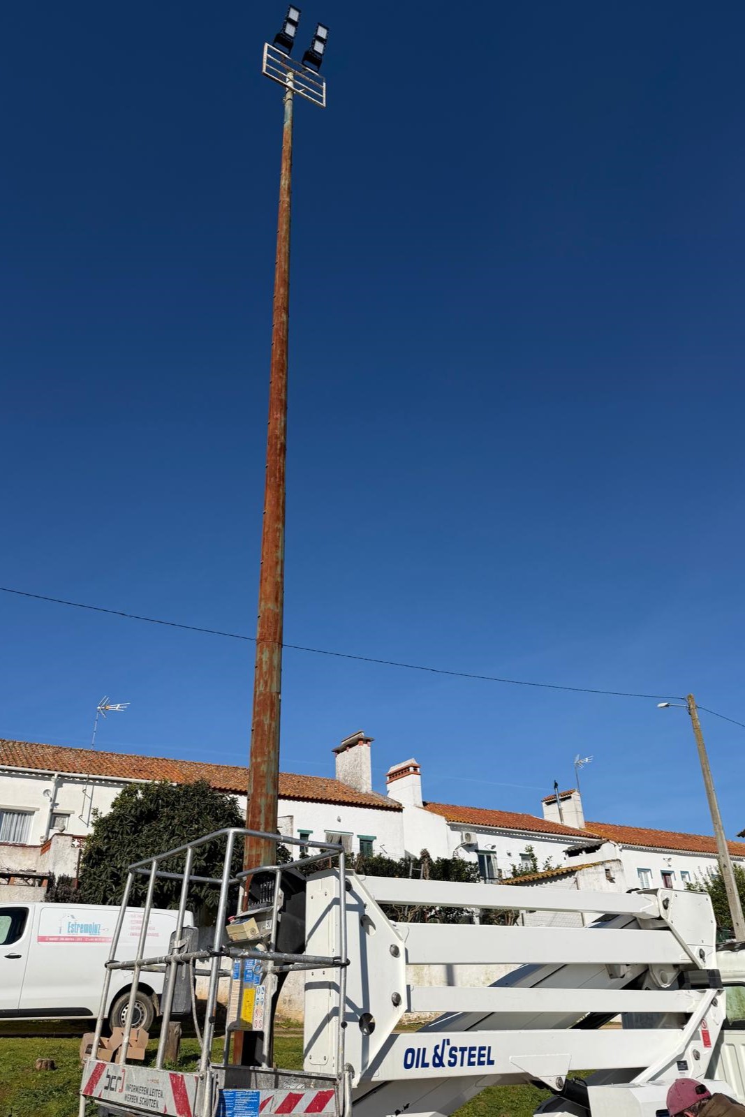 2026-03-02-foto-manutencao-da-iluminacao-do-estadio-municipal-(2)
