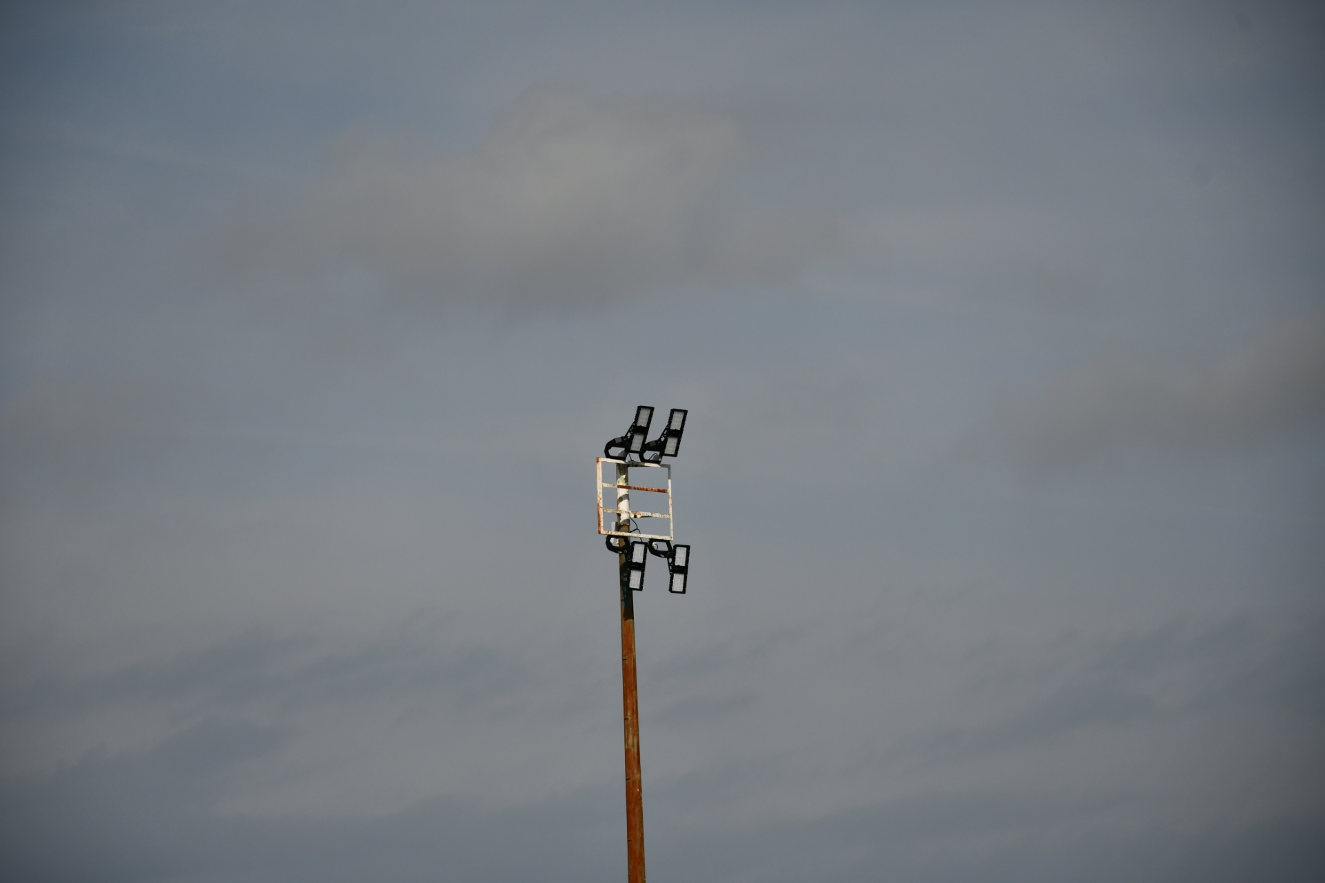 2026-03-02-foto-manutencao-da-iluminacao-do-estadio-municipal-(2)